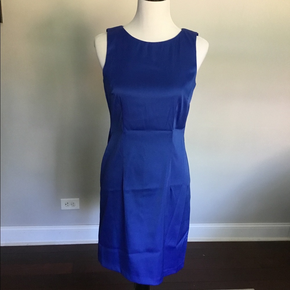 Beautiful satin feel, flattering dress!
